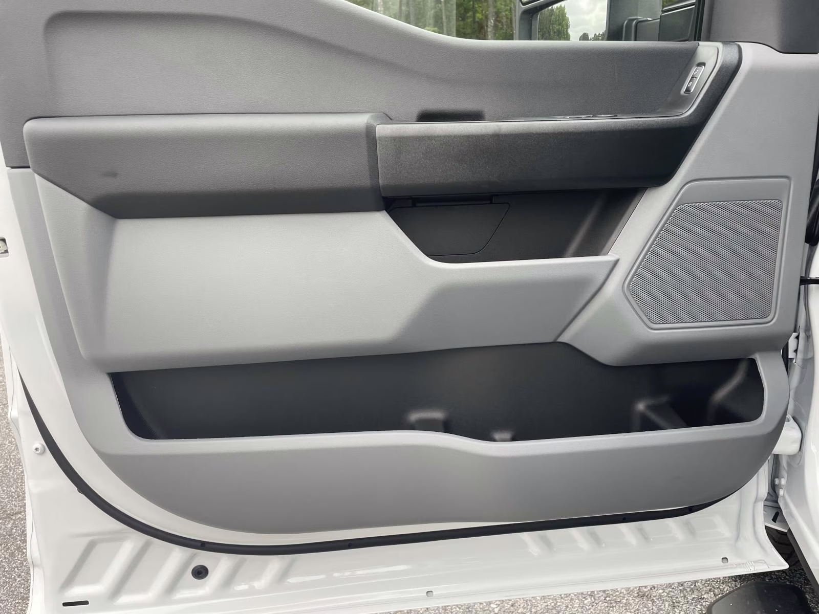 2025 Oxford White Ford Super Duty F-350 DRW XL RWD Chassis