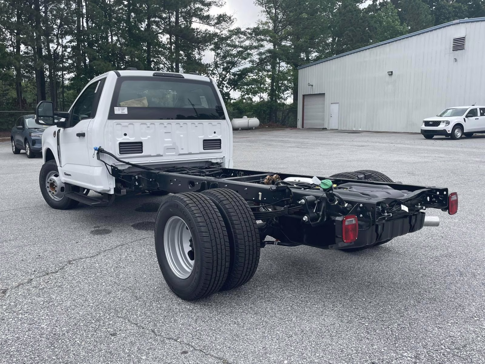 2025 Oxford White Ford Super Duty F-350 DRW XL RWD Chassis
