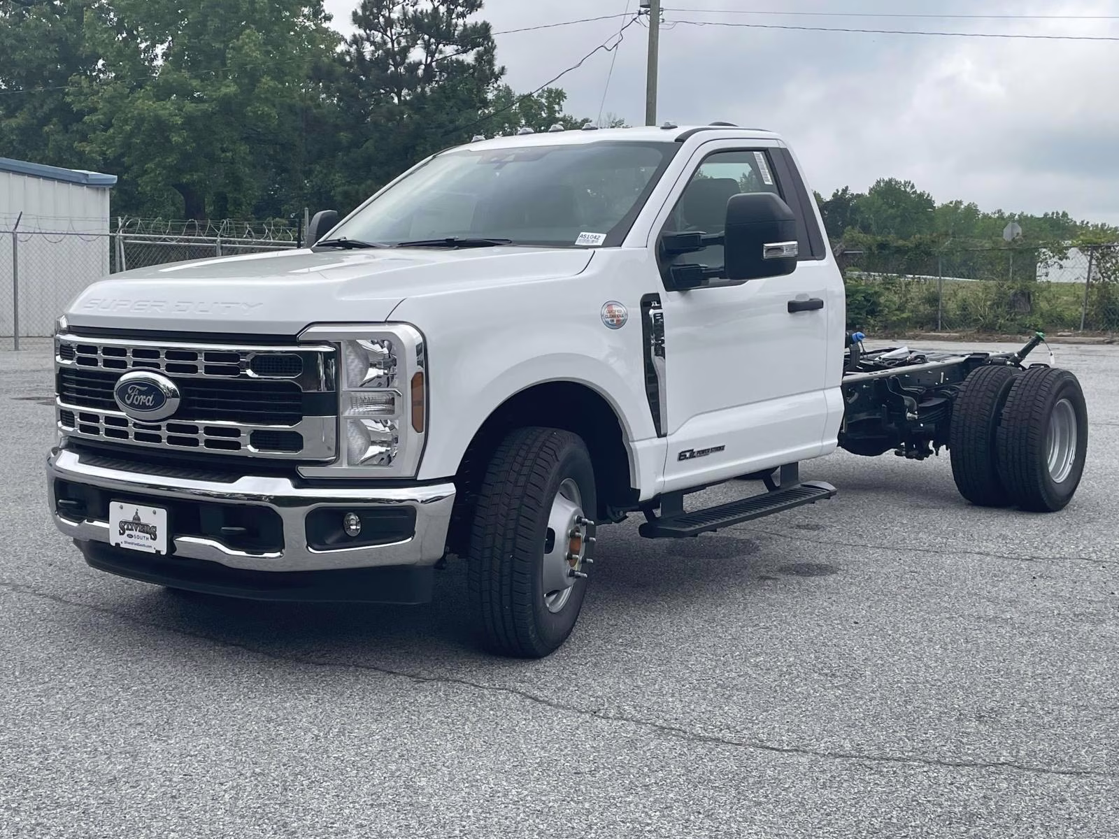 2025 Oxford White Ford Super Duty F-350 DRW XL RWD Chassis