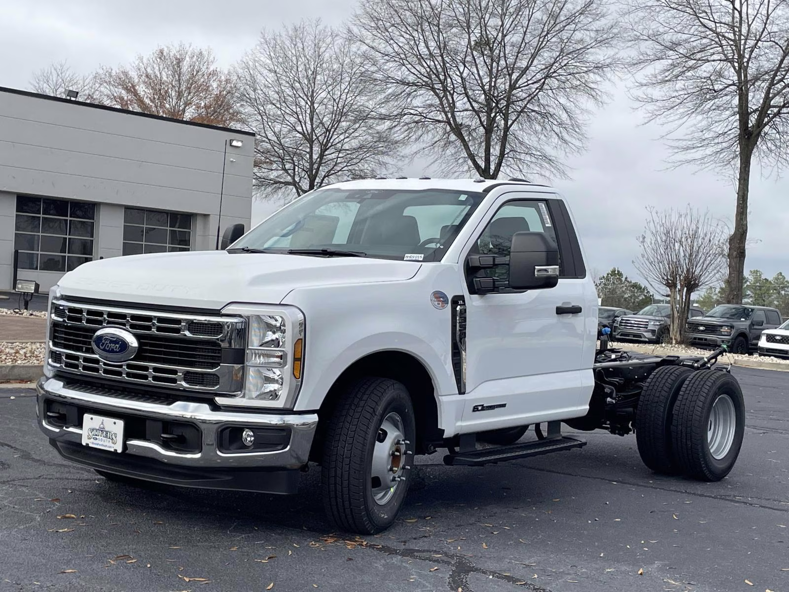 2026 Oxford White Ford Super Duty F-350 DRW XL RWD Chassis