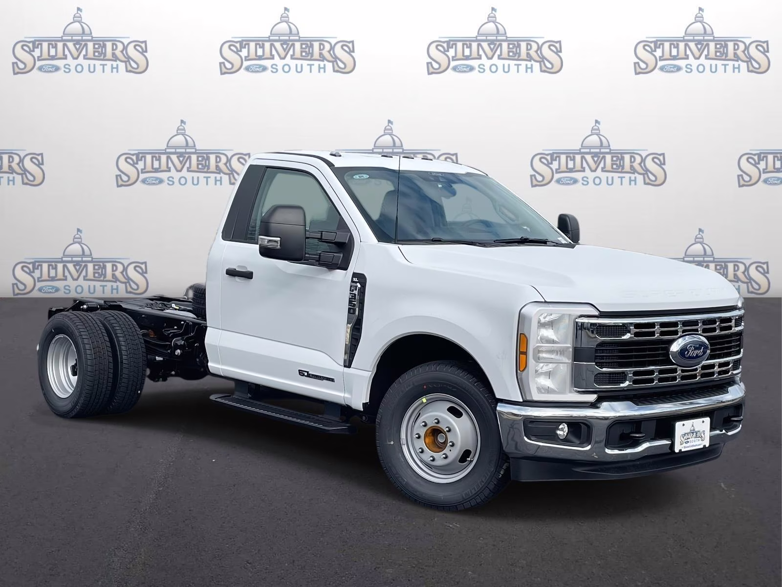 2026 Oxford White Ford Super Duty F-350 DRW XL RWD Chassis