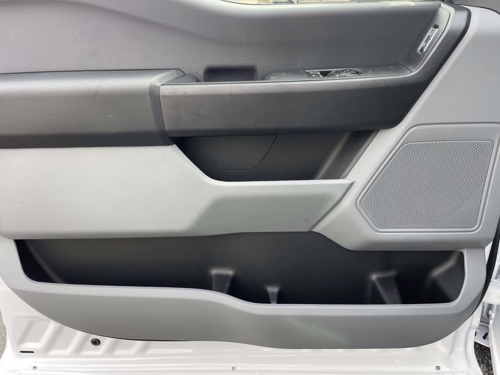 2026 Oxford White Ford Super Duty F-350 DRW XL RWD Chassis