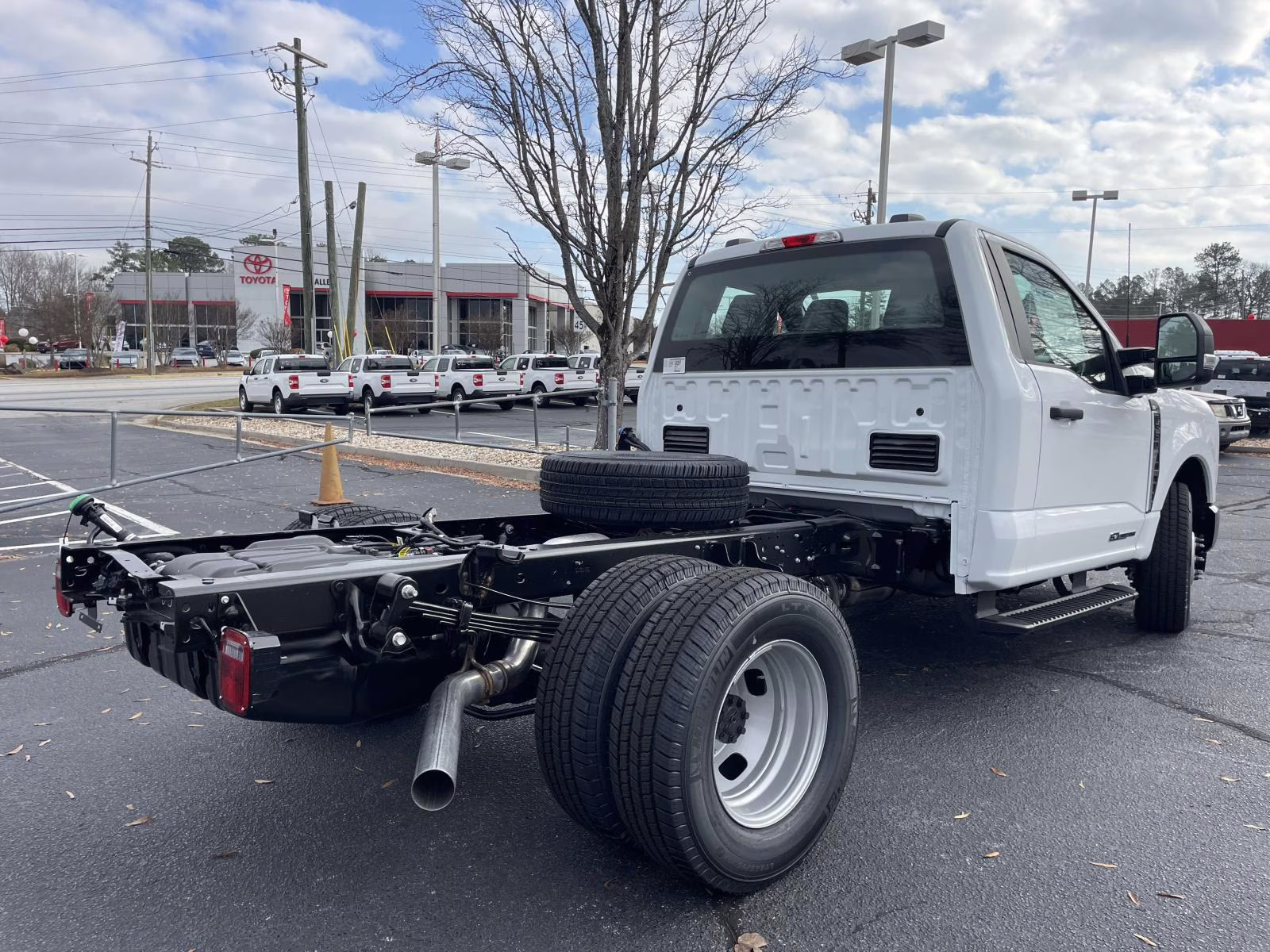 2026 Oxford White Ford Super Duty F-350 DRW XL RWD Chassis