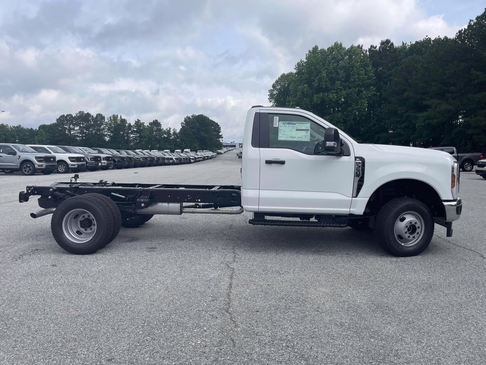 2025 Oxford White Ford Super Duty F-350 DRW XL RWD Chassis