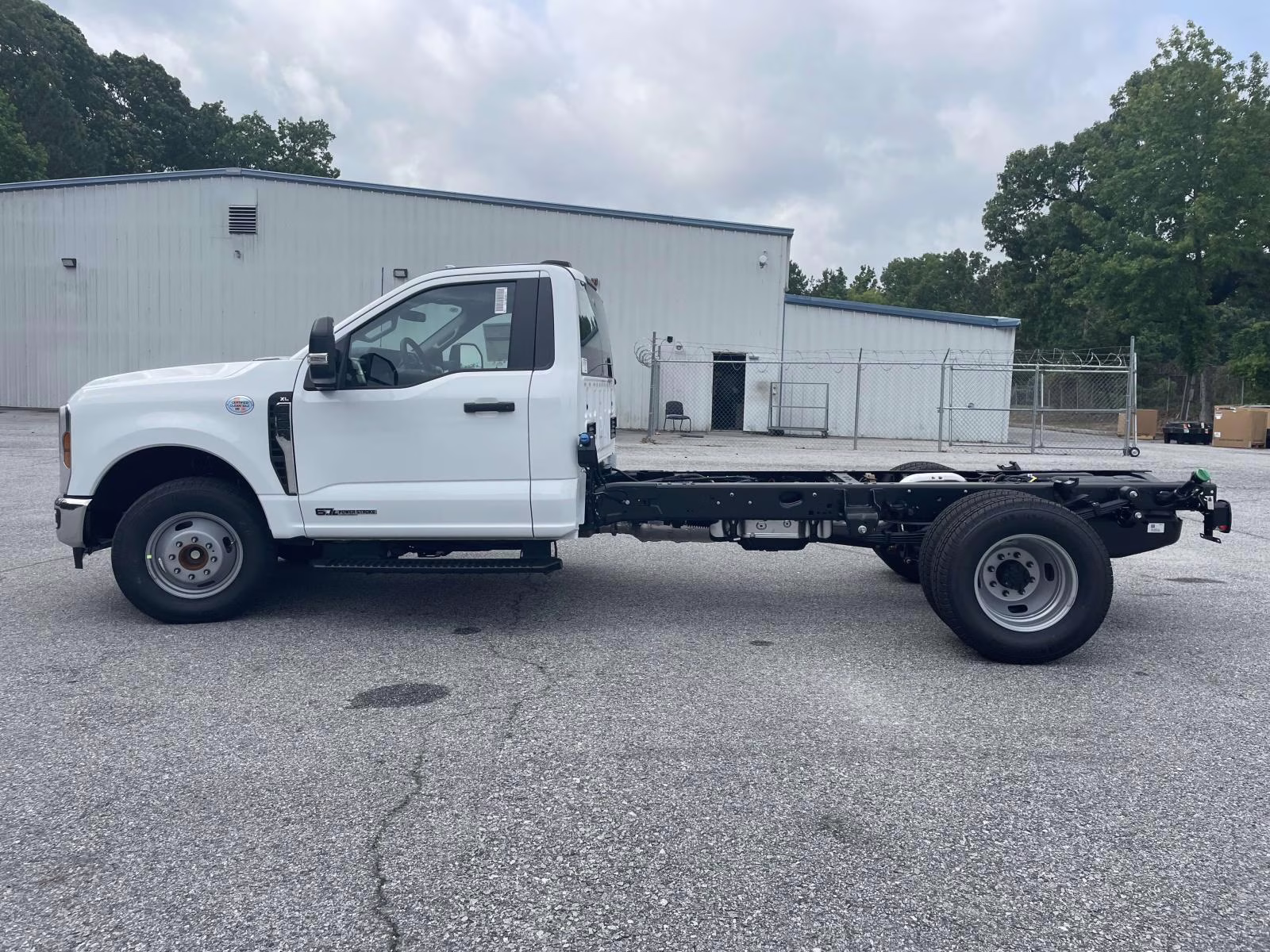 2025 Oxford White Ford Super Duty F-350 DRW XL RWD Chassis