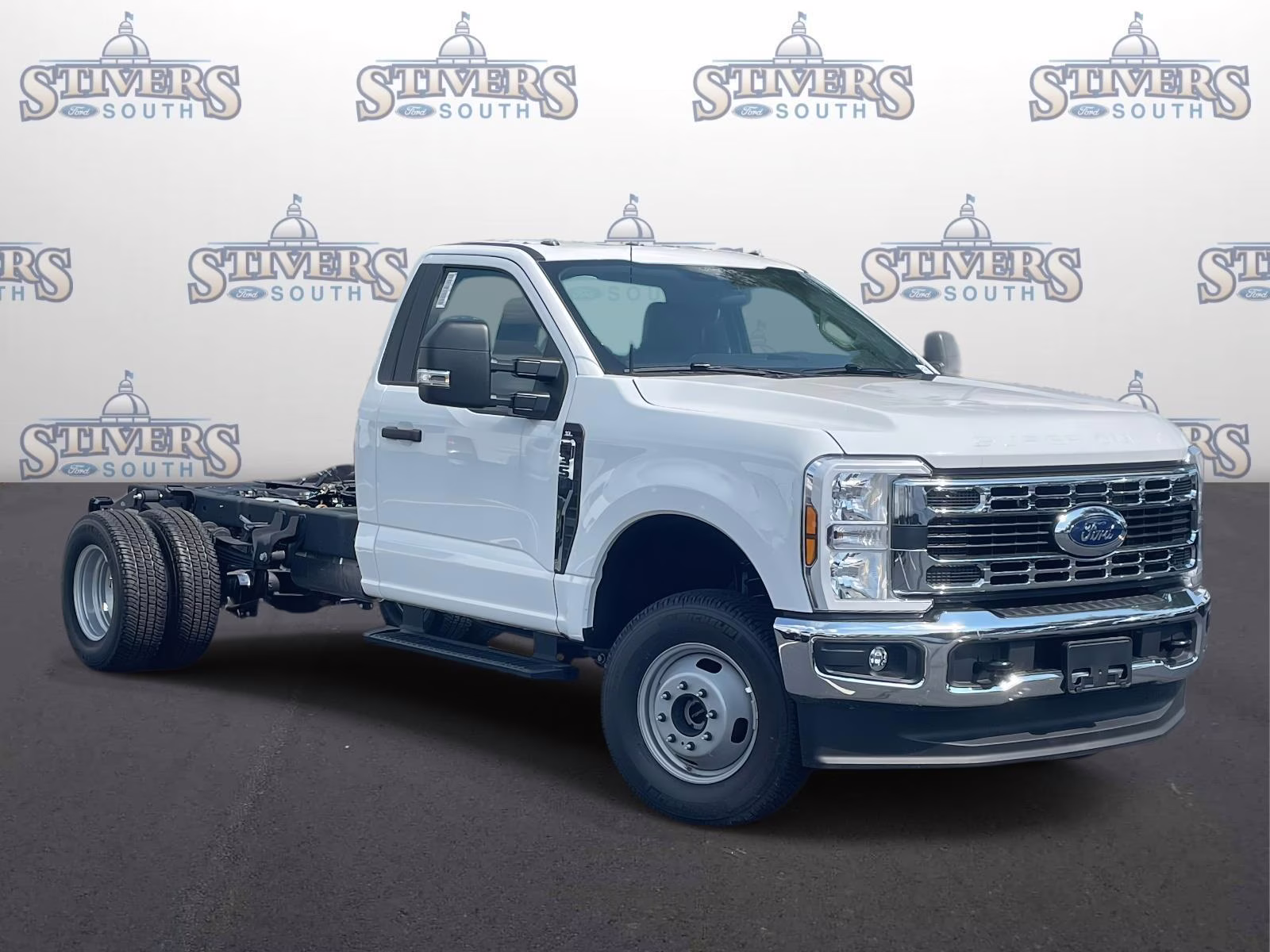 2025 Oxford White Ford Super Duty F-350 DRW XL 4X4 Chassis