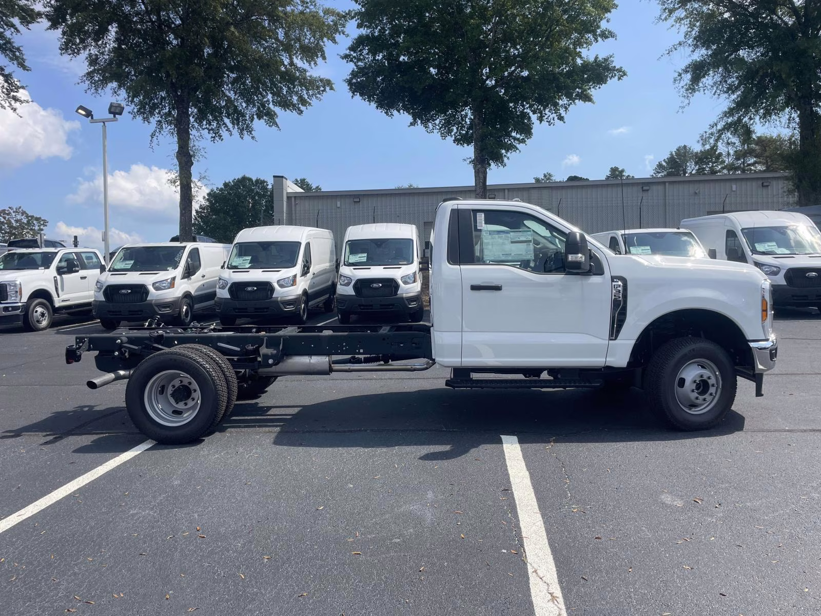 2025 Oxford White Ford Super Duty F-350 DRW XL 4X4 Chassis