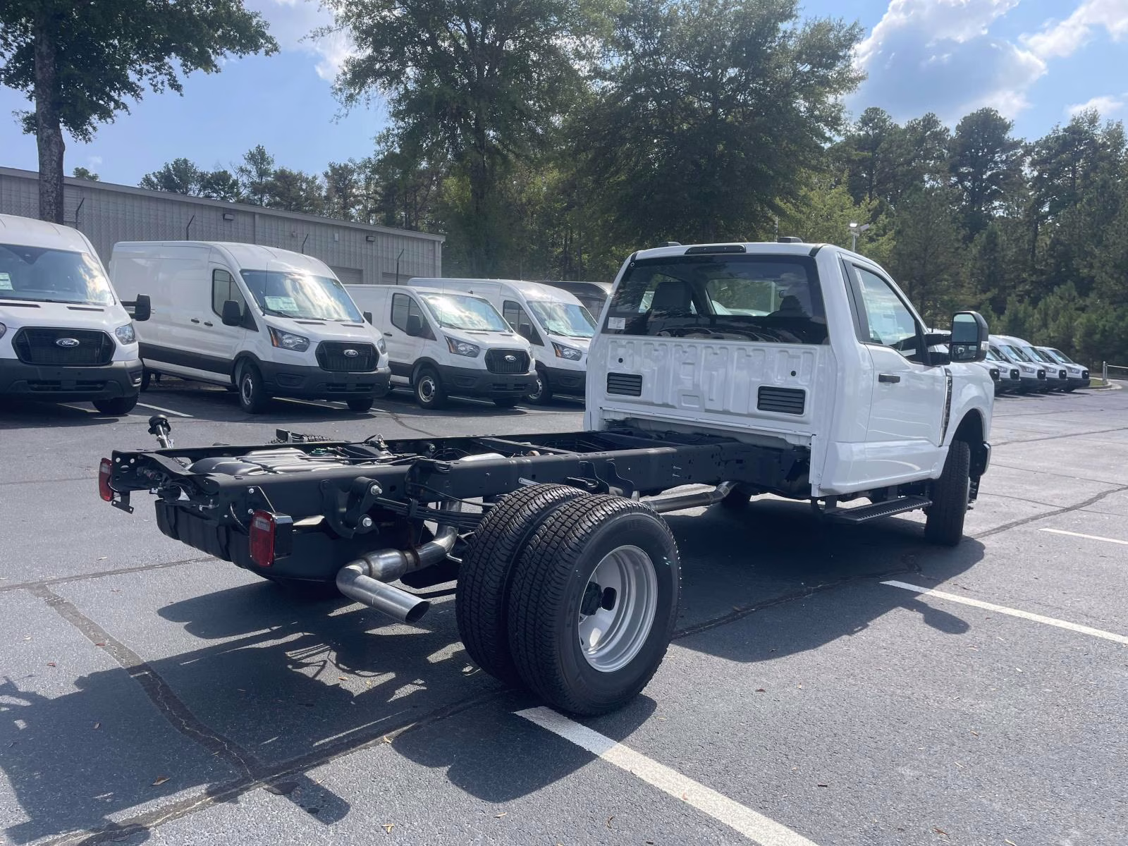 2025 Oxford White Ford Super Duty F-350 DRW XL 4X4 Chassis