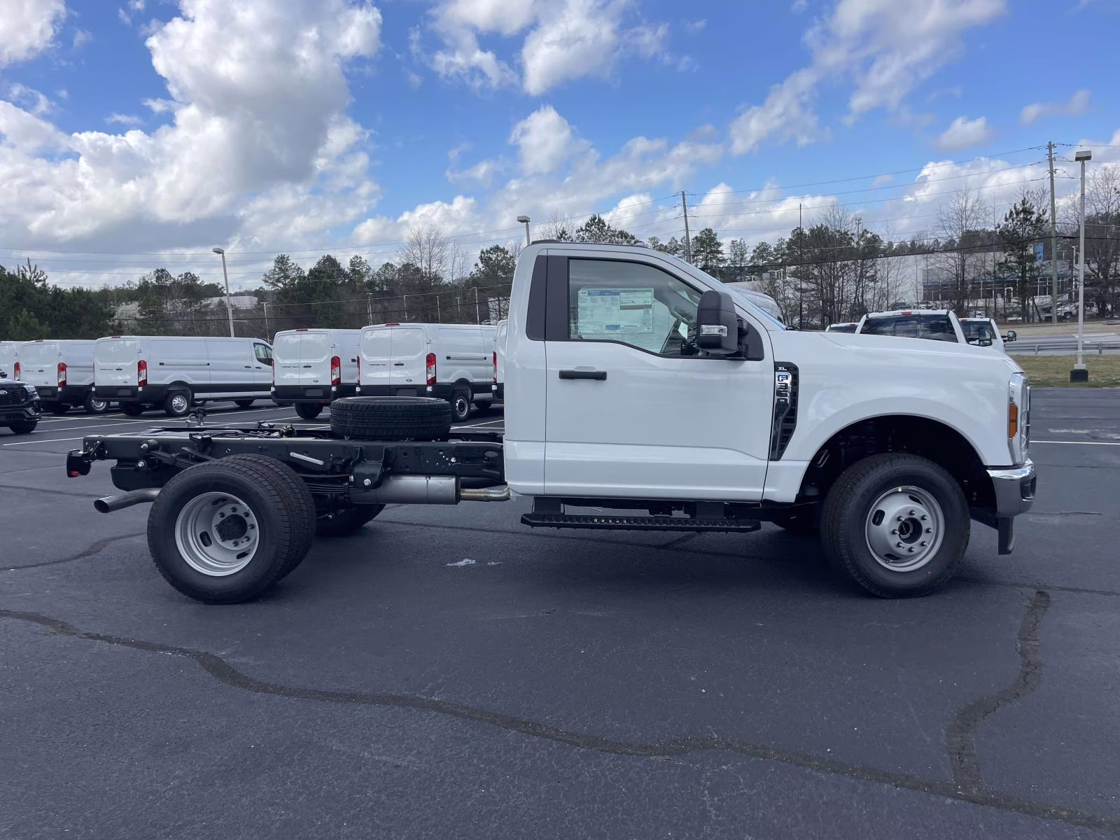 2026 Oxford White Ford Super Duty F-350 DRW XL 4X4 Chassis