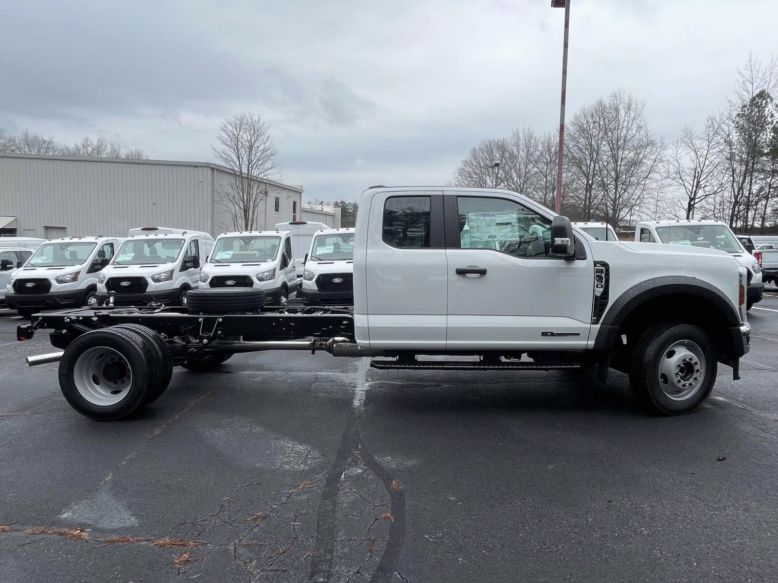 2026 Oxford White Ford Super Duty F-550 DRW XL RWD Chassis