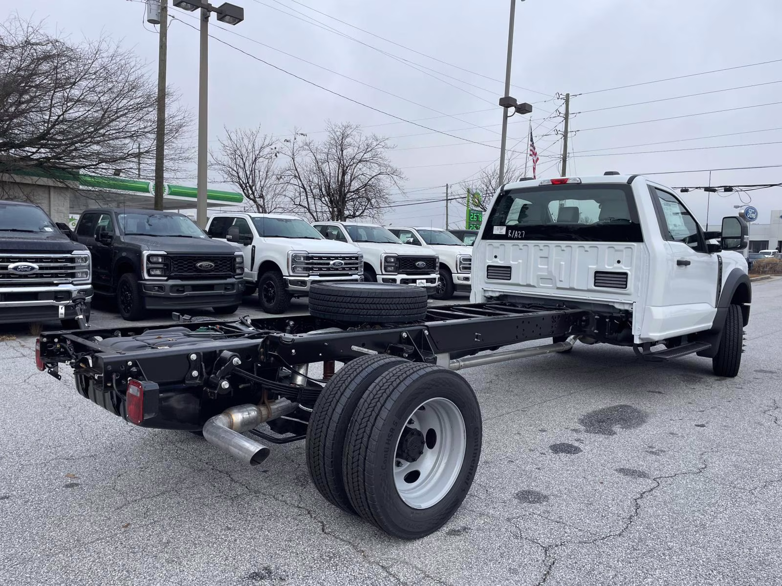 2026 Oxford White Ford Super Duty F-450 DRW XL RWD Chassis
