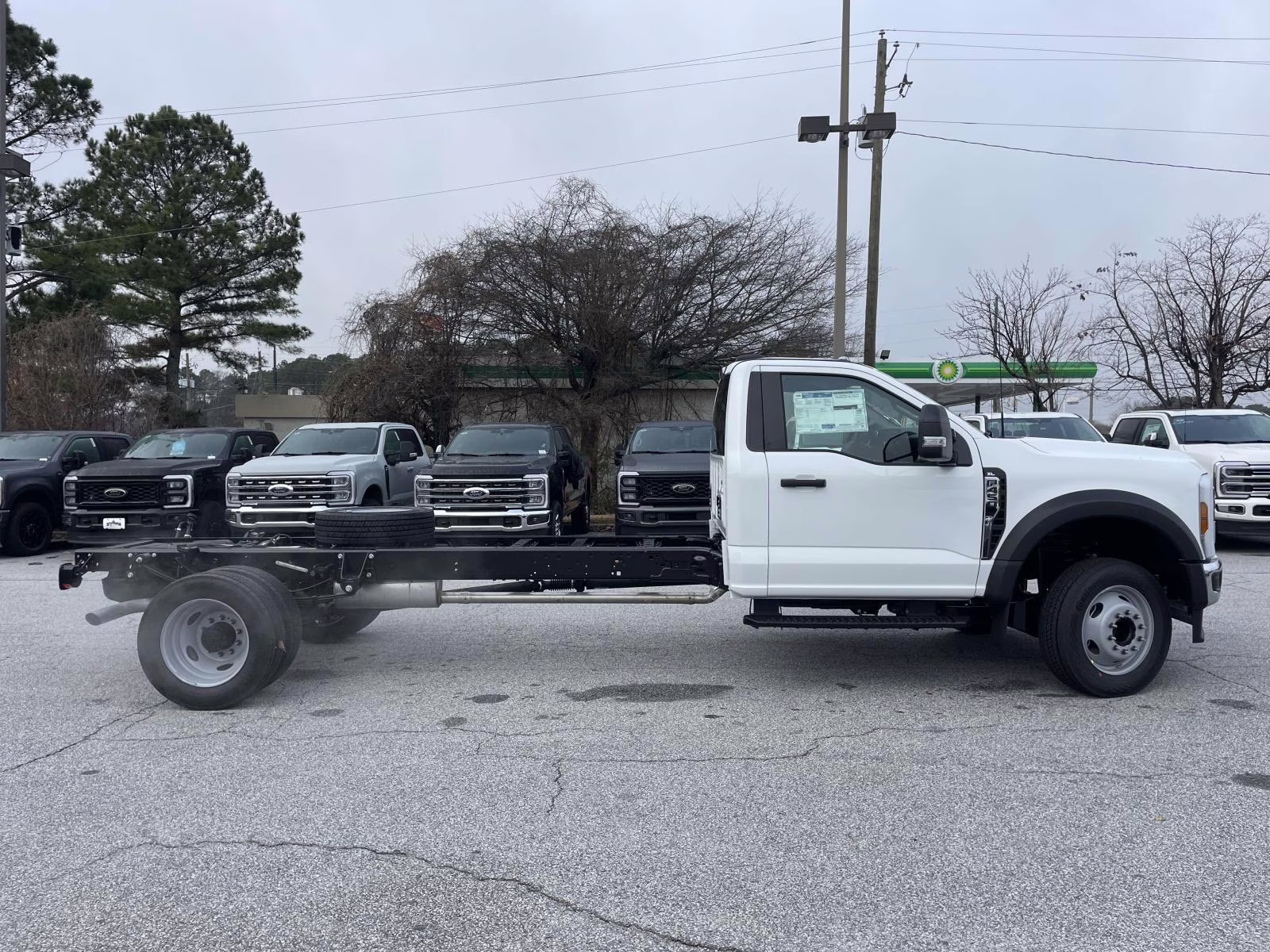 2026 Oxford White Ford Super Duty F-450 DRW XL RWD Chassis