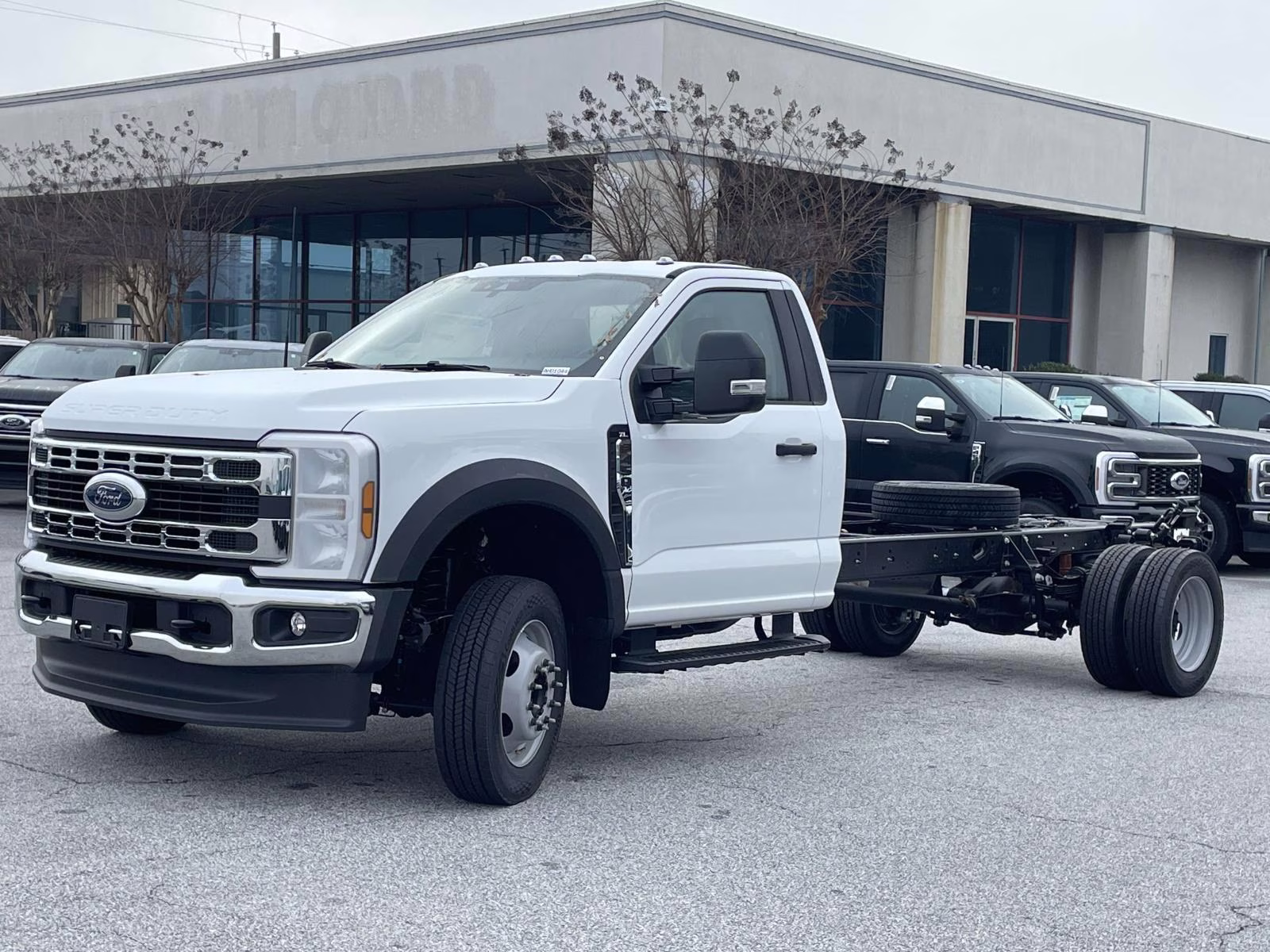 2026 Oxford White Ford Super Duty F-450 DRW XL RWD Chassis