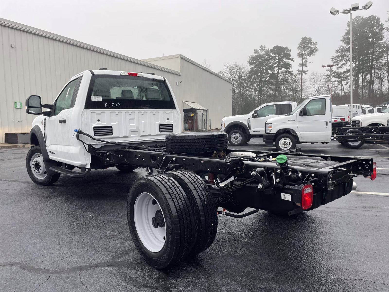 2026 Oxford White Ford Super Duty F-450 DRW XL RWD Chassis
