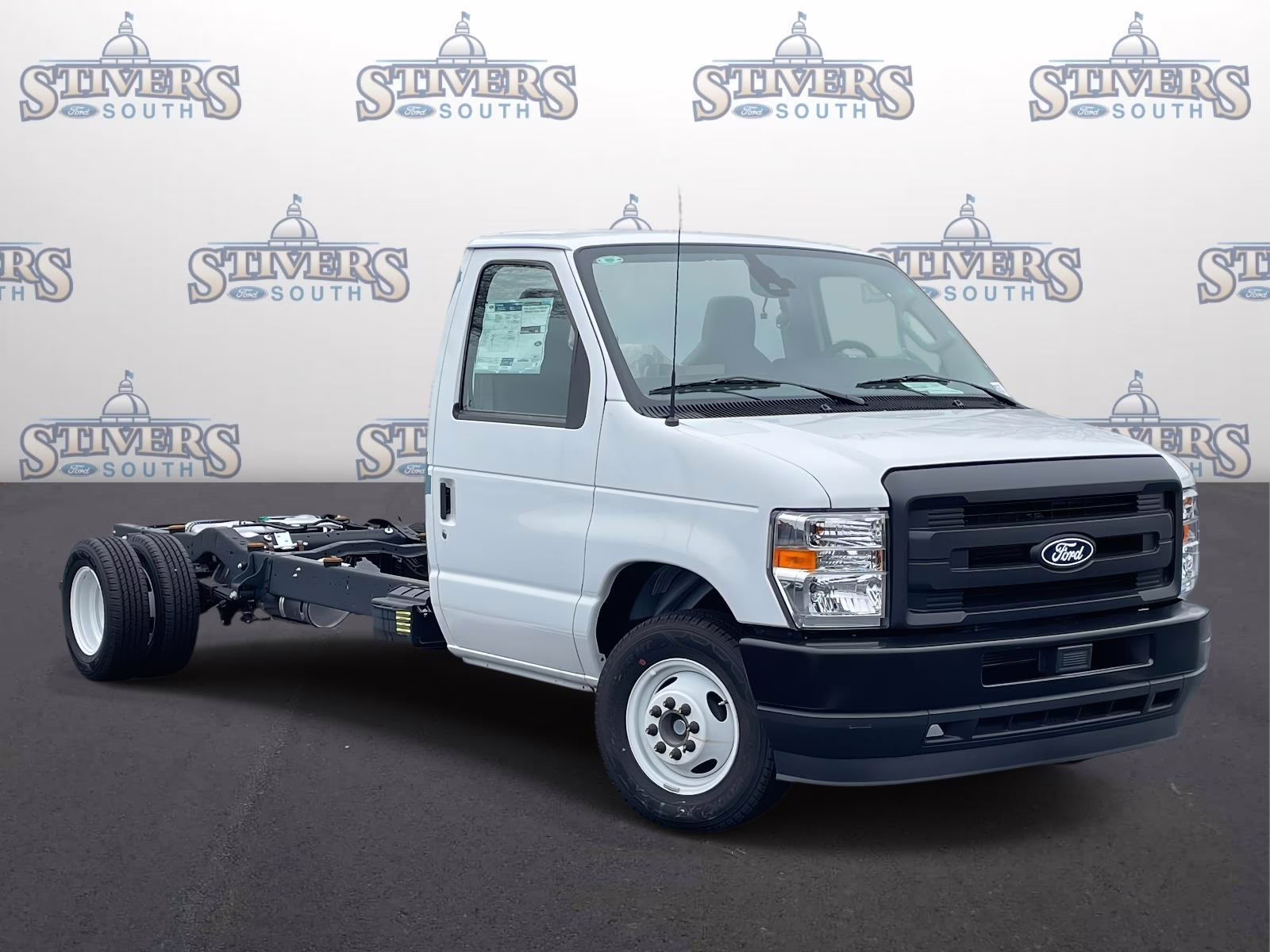 2026 Oxford White Ford E-350SD Base RWD Truck