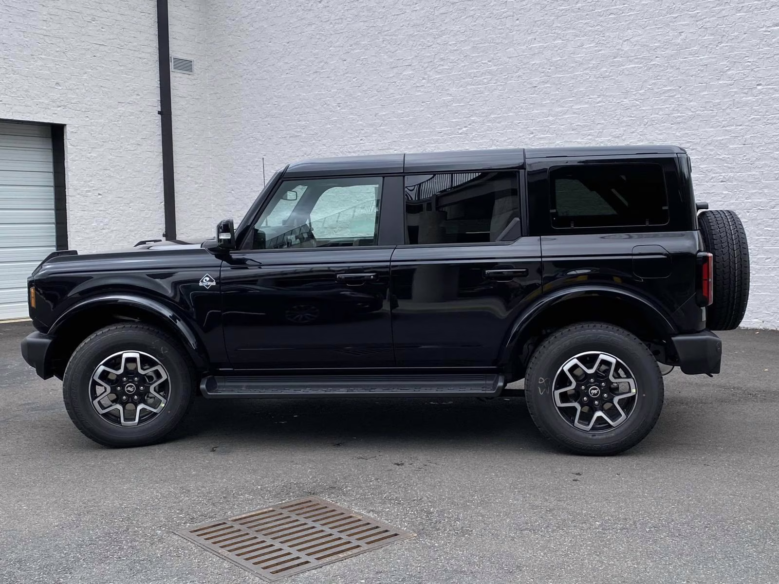 2025 Shadow Black Ford Bronco Outer Banks 4X4 SUV