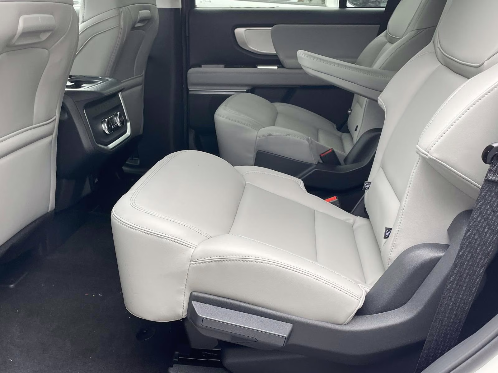 2026 White Metallic Ford Expedition Active RWD SUV