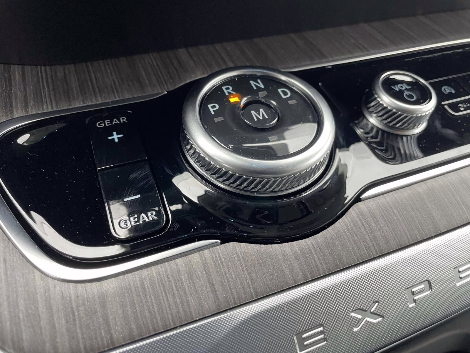 2025 White Metallic Ford Expedition Platinum 4X4 SUV