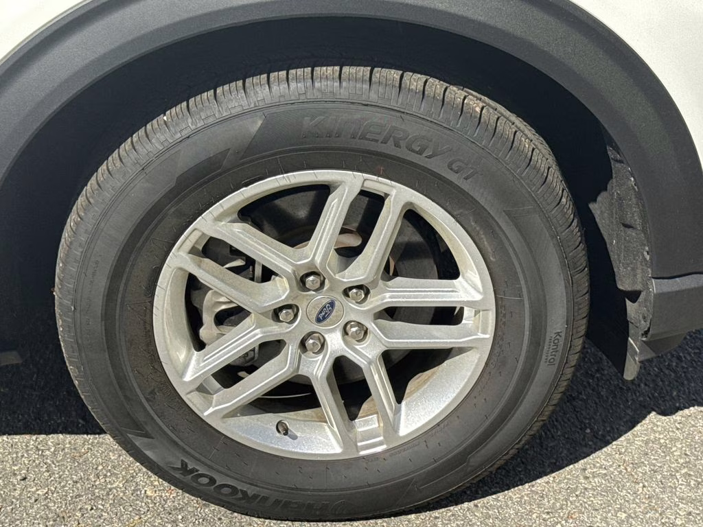 2026 Star White Metallic Tri-Coat Ford Explorer Active RWD SUV