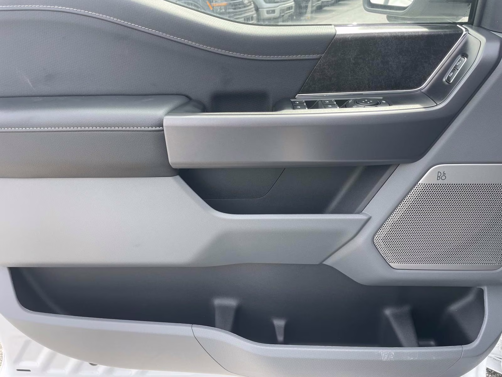 2025 Oxford White Ford F-150 Lightning Flash AWD Truck