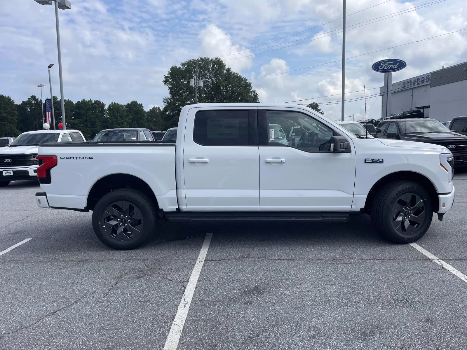 2025 Oxford White Ford F-150 Lightning Flash AWD Truck