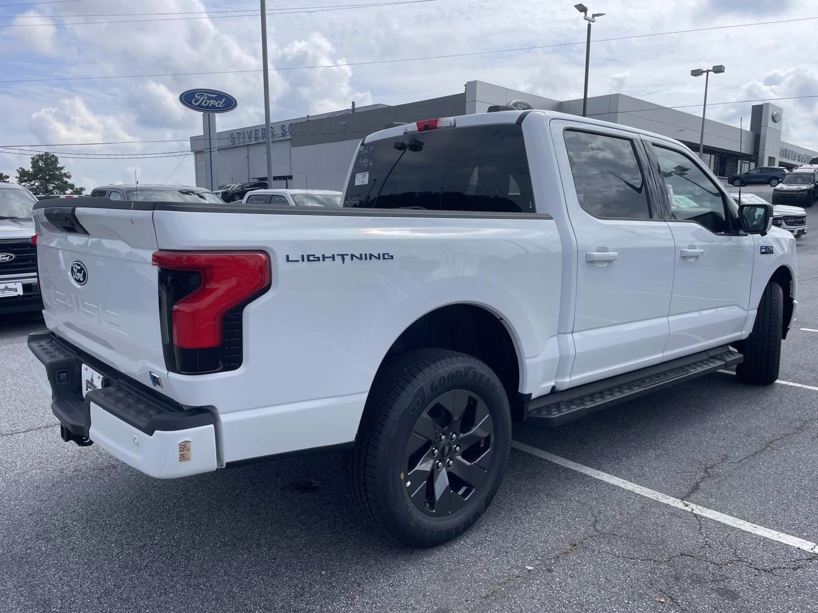 2025 Oxford White Ford F-150 Lightning Flash AWD Truck