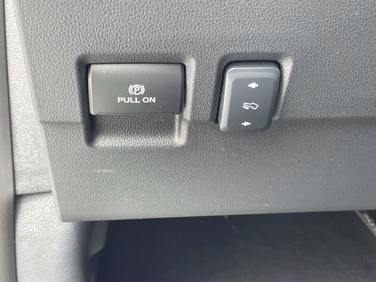 2025 Oxford White Ford Super Duty F-250 SRW Lariat 4X4 Truck