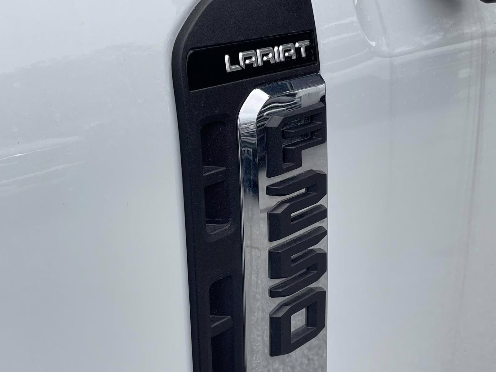 2025 Oxford White Ford Super Duty F-250 SRW Lariat 4X4 Truck