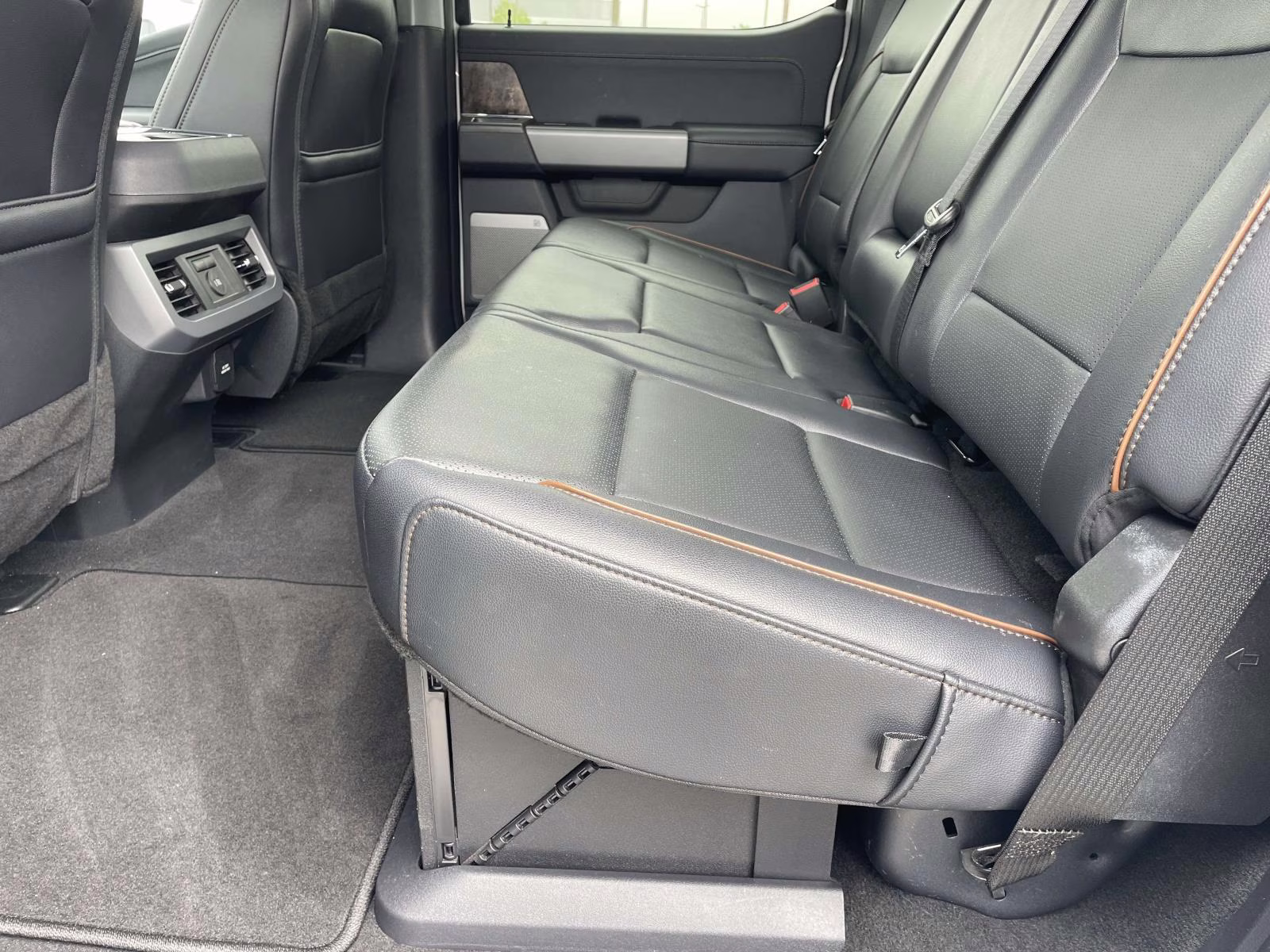 2025 Oxford White Ford Super Duty F-250 SRW Lariat 4X4 Truck