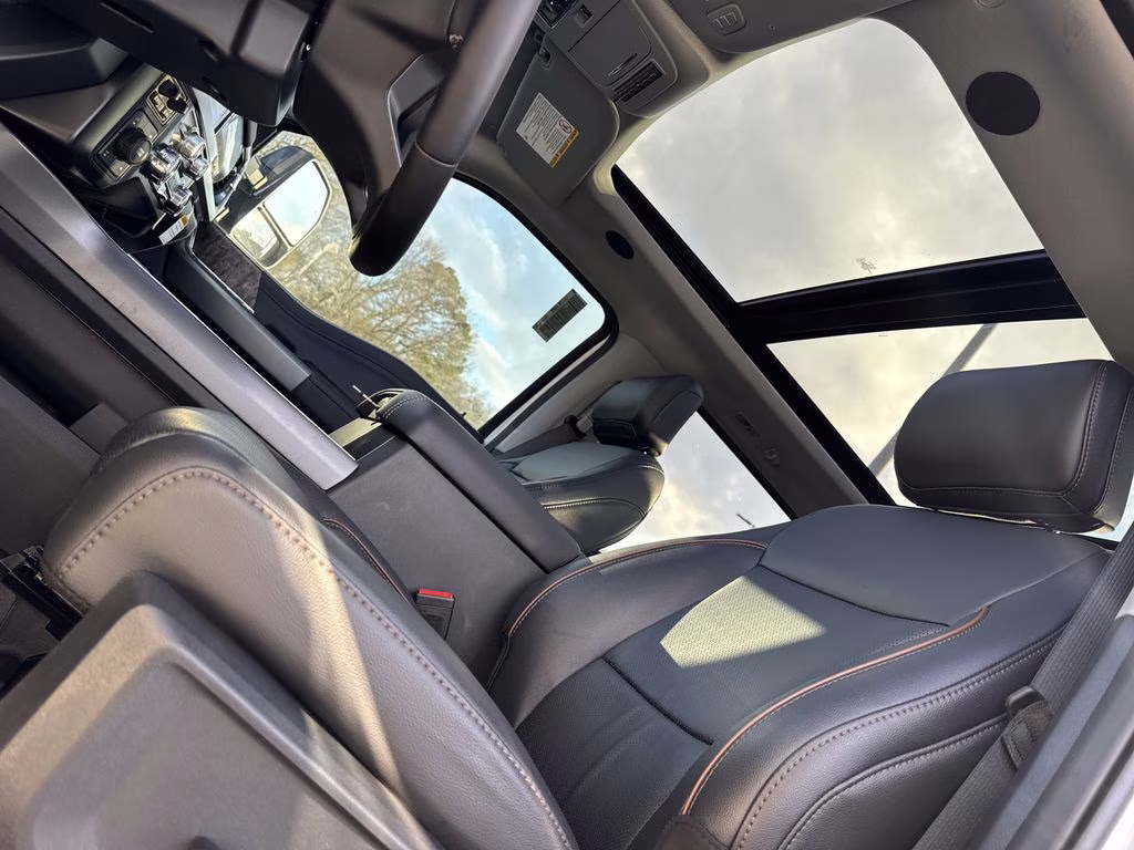 2025 Oxford White Ford Super Duty F-250 SRW Lariat 4X4 Truck