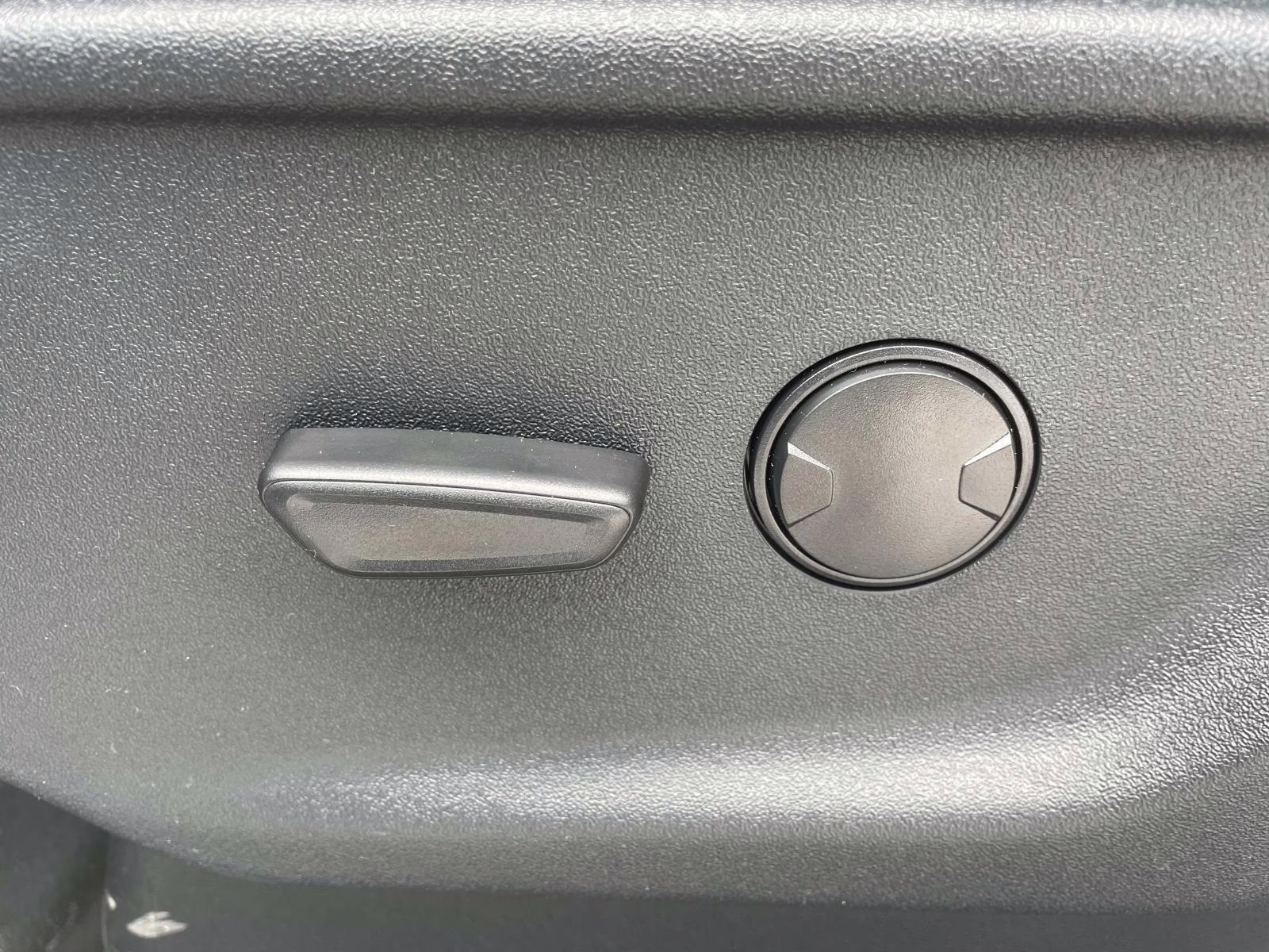 2025 Oxford White Ford F-150 XL 4X4 Truck