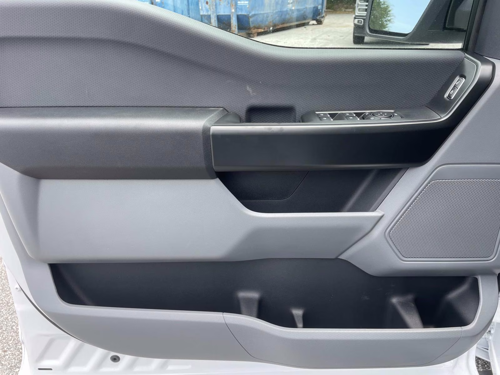 2025 Oxford White Ford F-150 XL 4X4 Truck