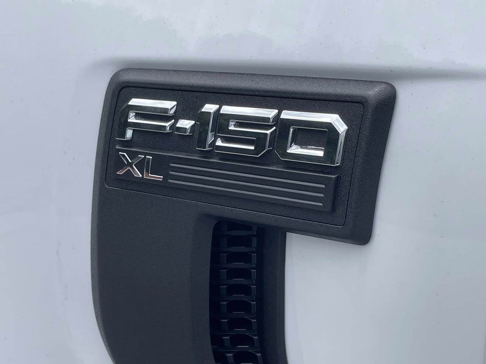 2025 Oxford White Ford F-150 XL 4X4 Truck