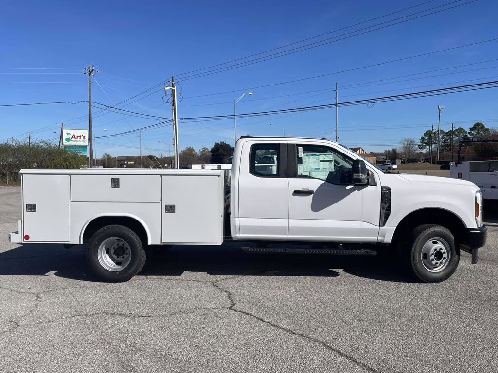2025 Oxford White Ford Super Duty F-350 DRW XL 4X4 Chassis