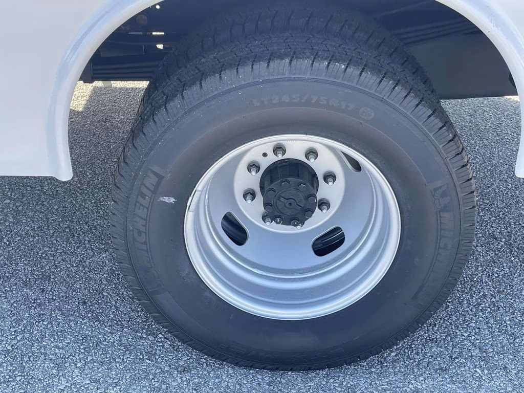 2025 Oxford White Ford Super Duty F-350 DRW XL 4X4 Chassis