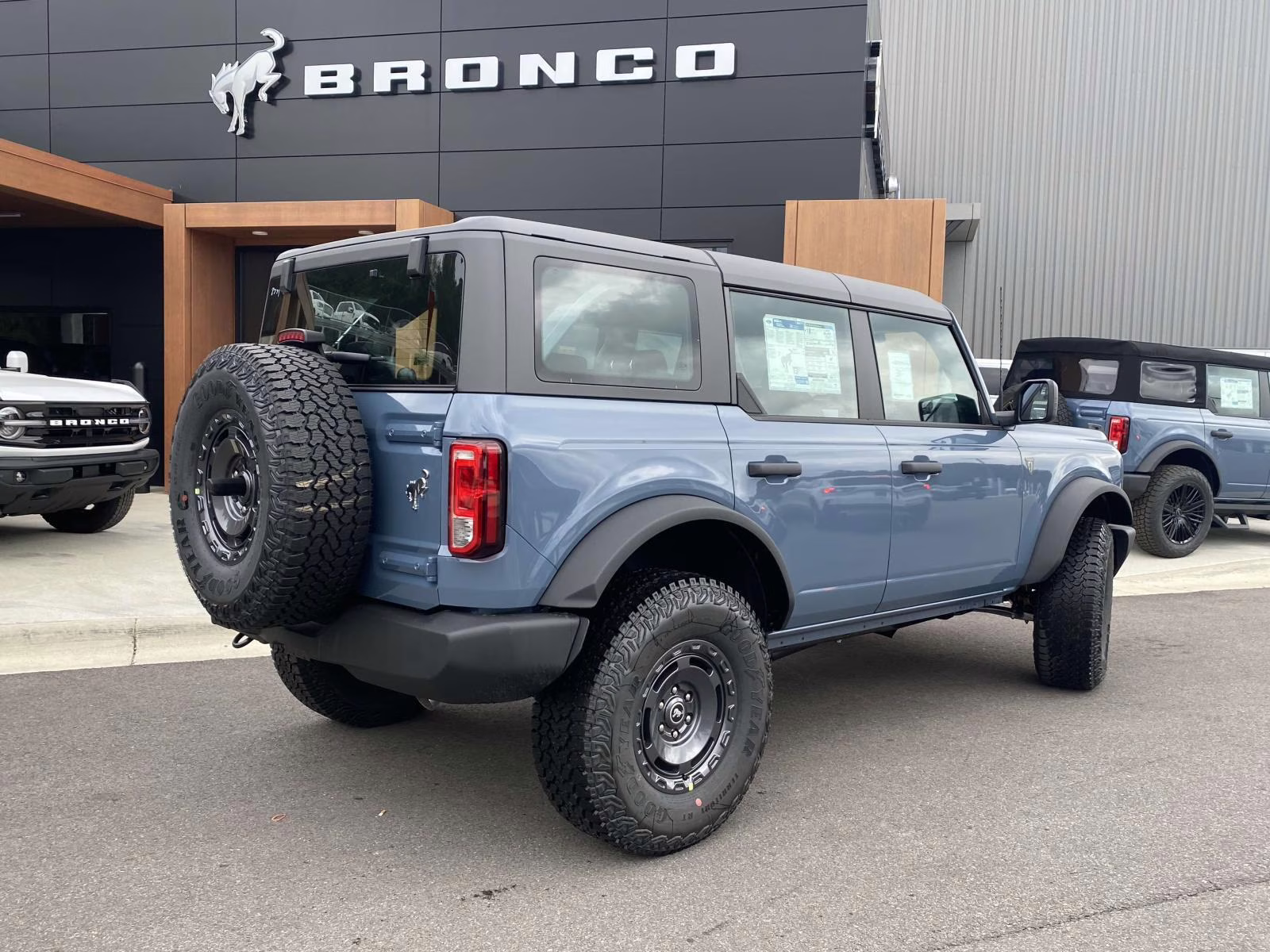 2025 Azure Gray Metallic Ford Bronco Base 4X4 SUV