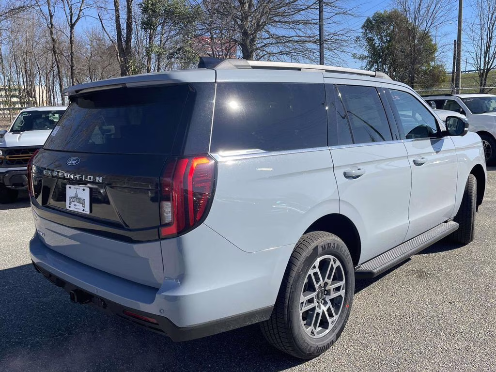 2026 Glacier Gray Metallic Tri-Coat Ford Expedition Active RWD SUV