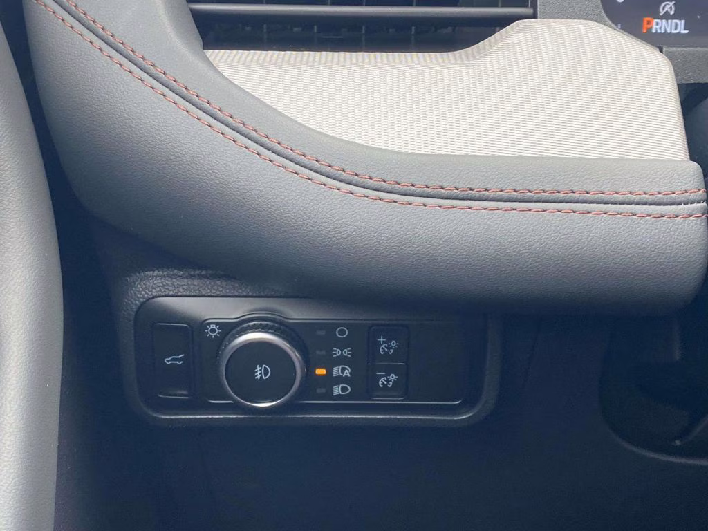 2026 Star White Metallic Tri-Coat Ford Explorer Active RWD SUV