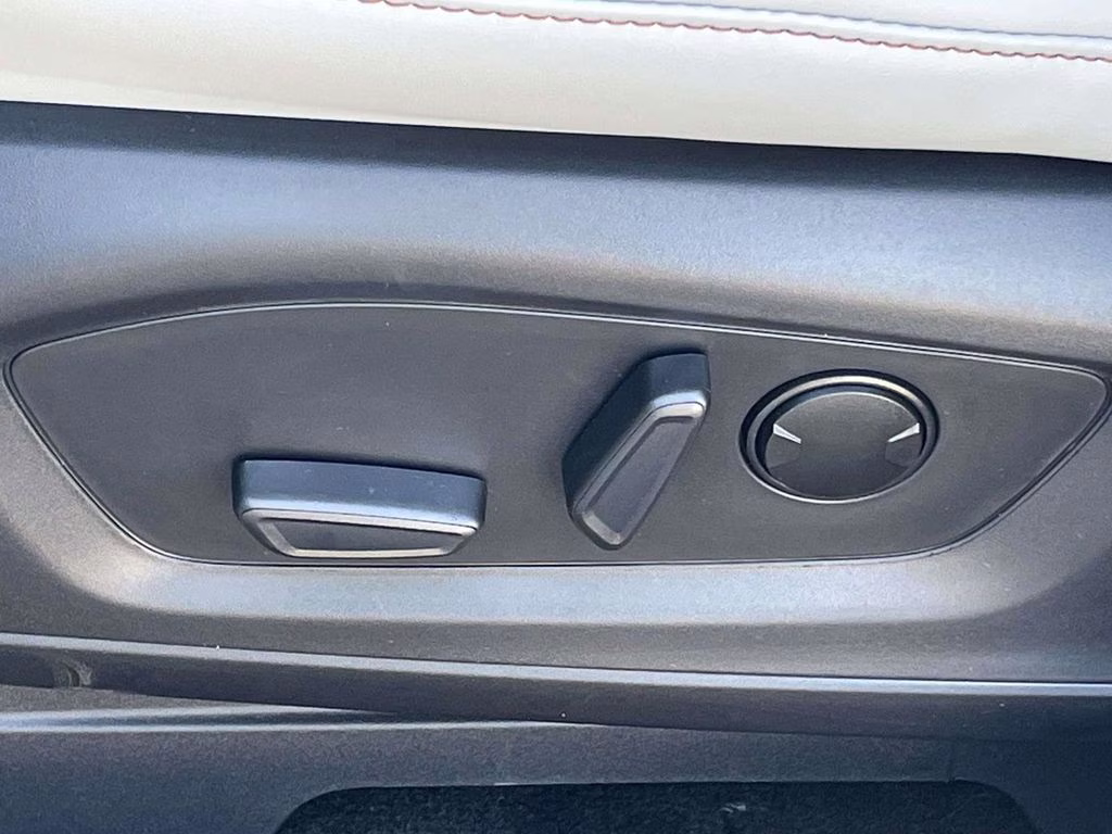 2026 Star White Metallic Tri-Coat Ford Explorer Active RWD SUV