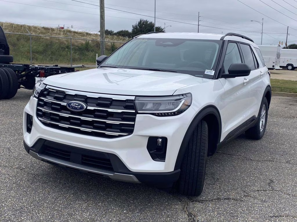 2026 Star White Metallic Tri-Coat Ford Explorer Active RWD SUV