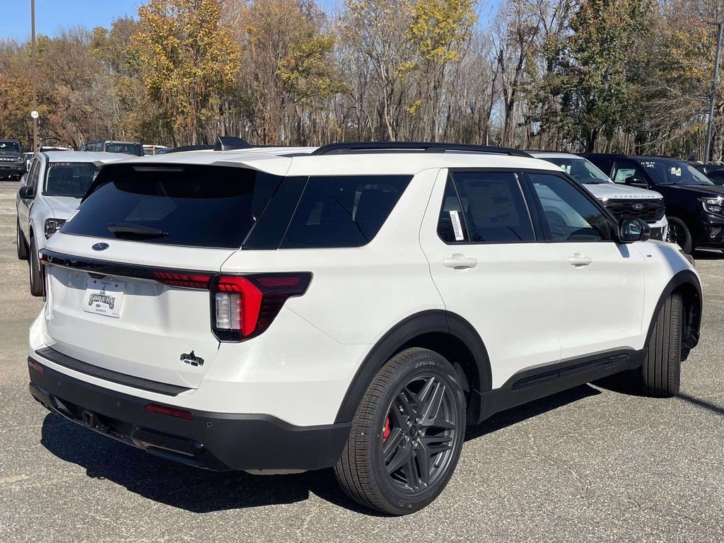 2026 Star White Metallic Tri-Coat Ford Explorer ST-Line RWD SUV