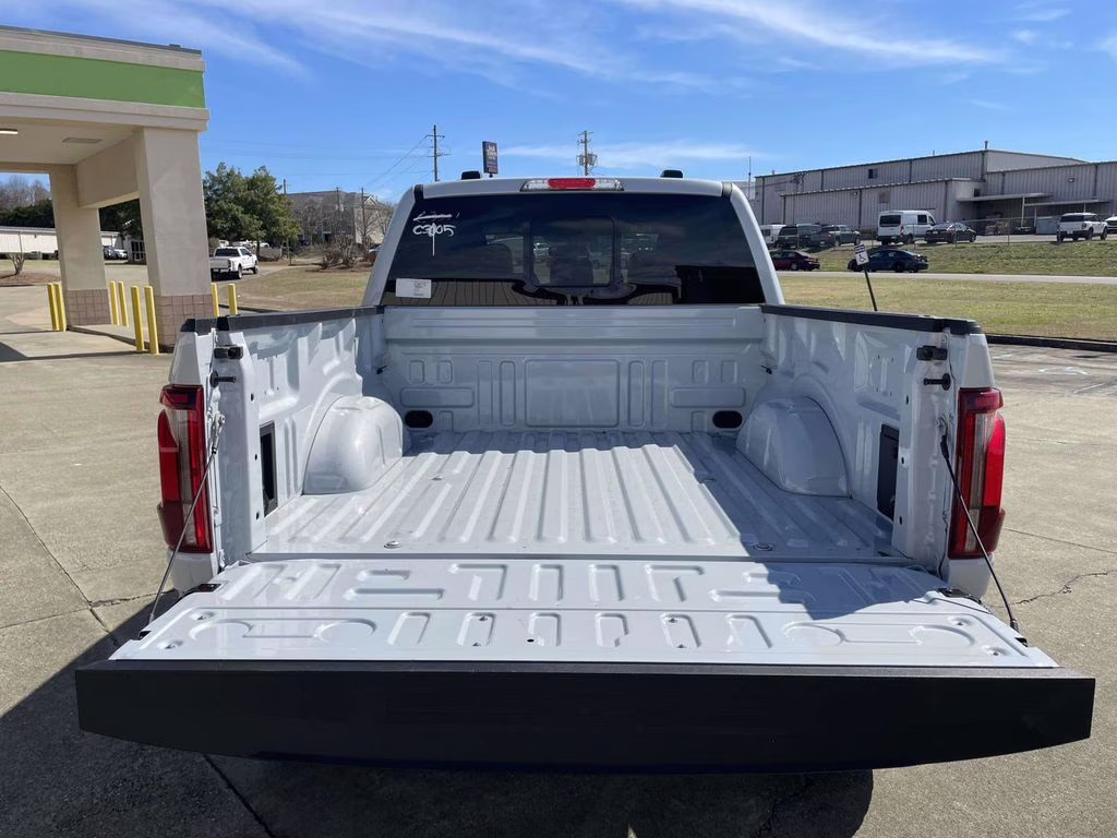 2025 Space White Metallic Ford F-150 Lariat 4X4 Truck