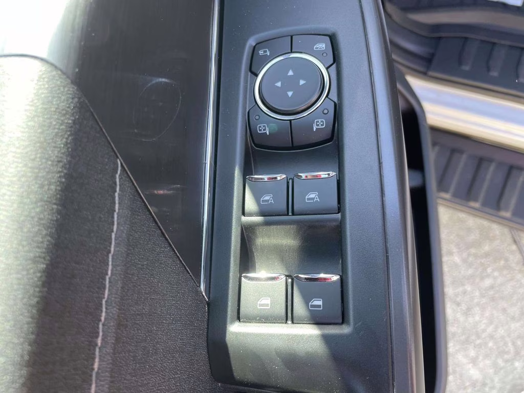 2025 Space White Metallic Ford F-150 Lariat 4X4 Truck