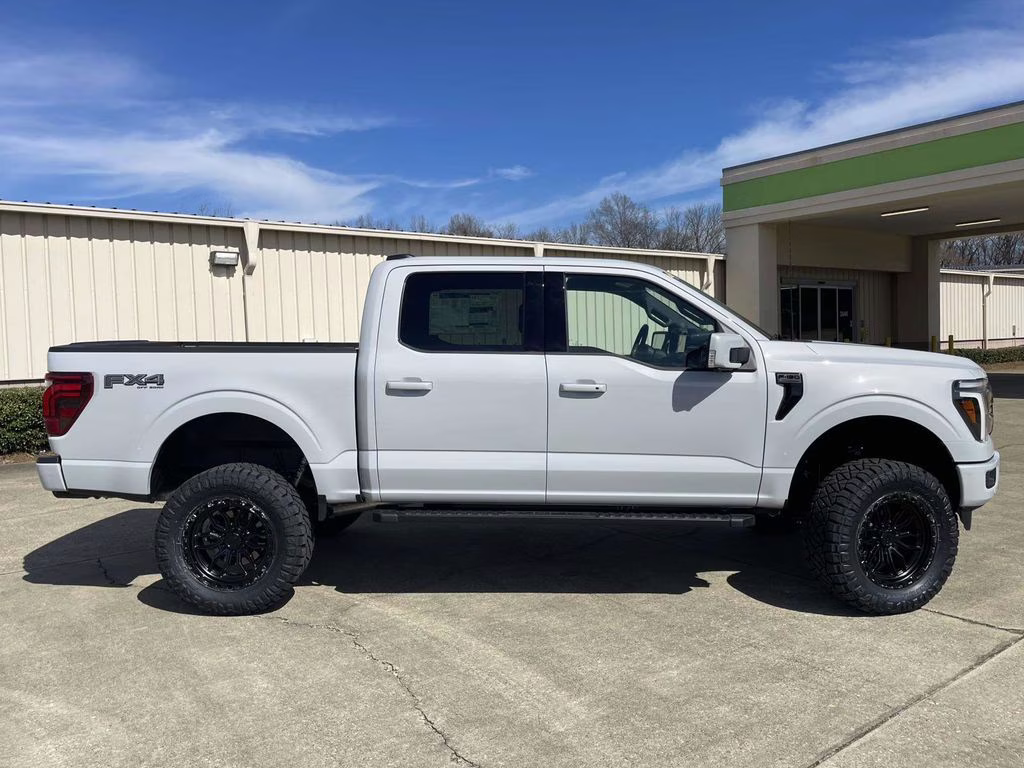 2025 Space White Metallic Ford F-150 Lariat 4X4 Truck