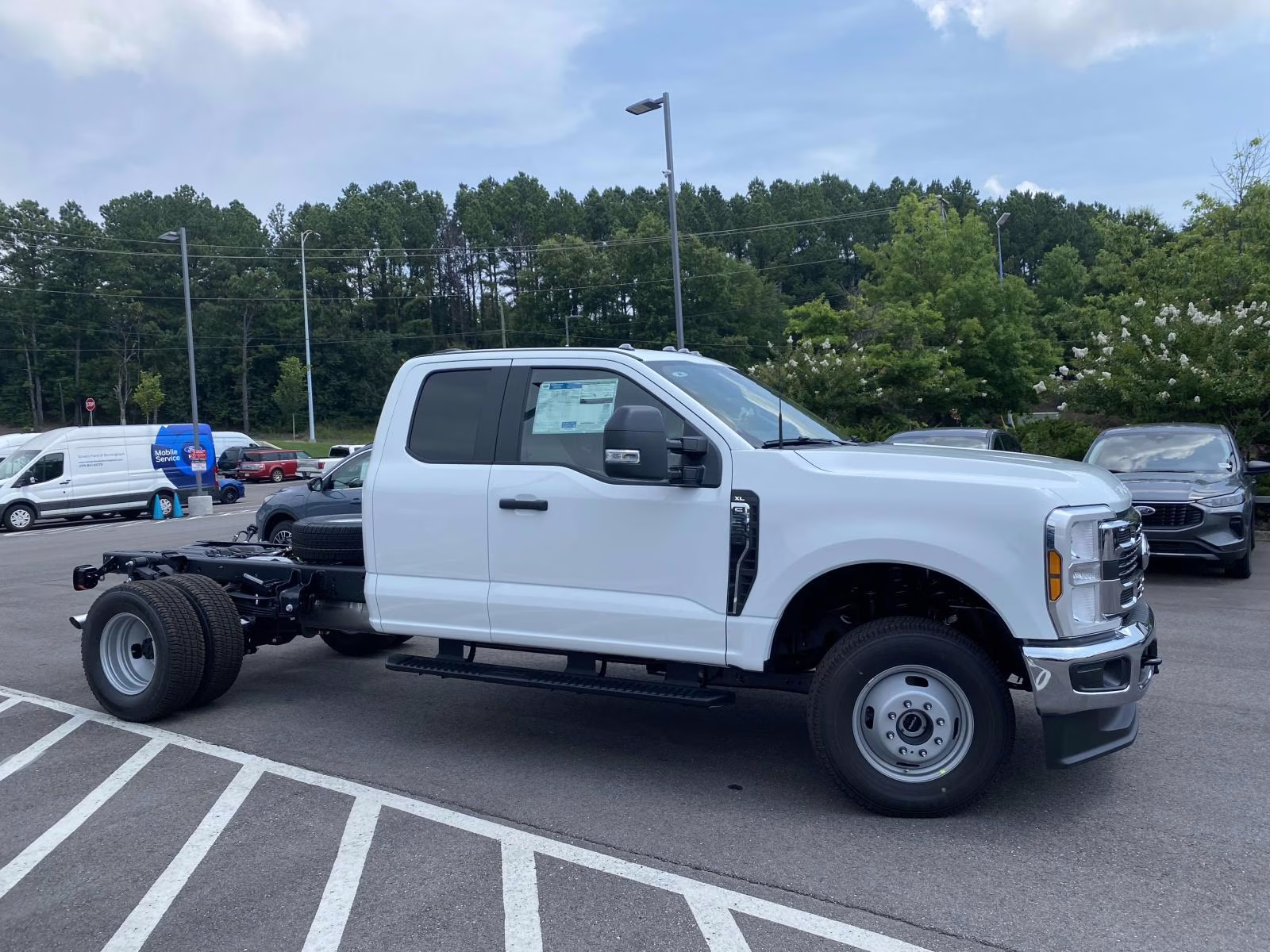 2025 Oxford White Ford Super Duty F-350 DRW XL 4X4 Chassis