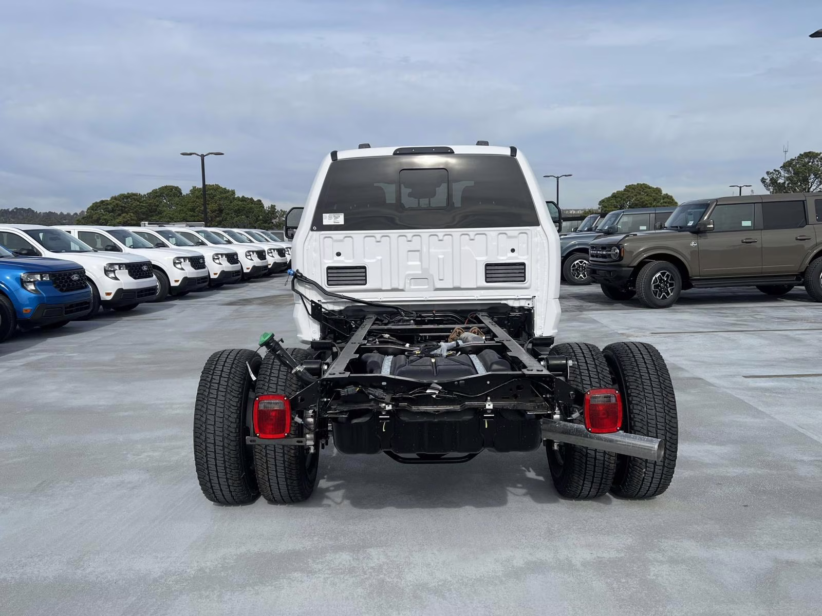 2026 Oxford White Ford Super Duty F-350 DRW XL 4X4 Chassis