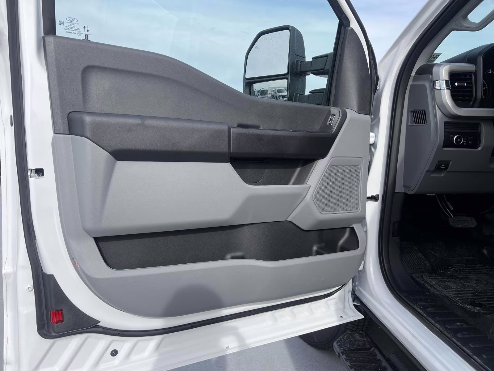 2026 Oxford White Ford Super Duty F-350 DRW XL 4X4 Chassis