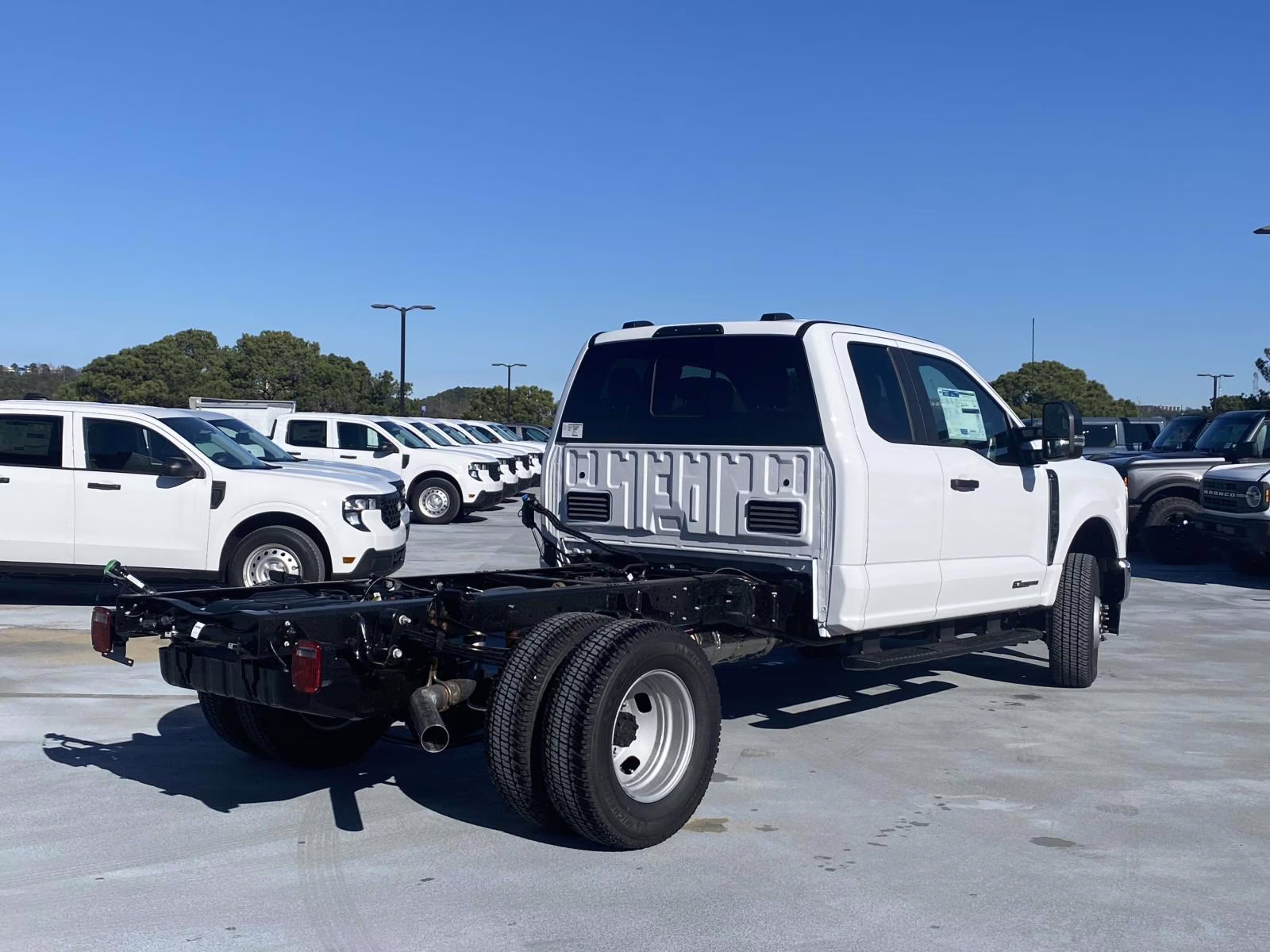 2026 Oxford White Ford Super Duty F-350 DRW XL 4X4 Chassis
