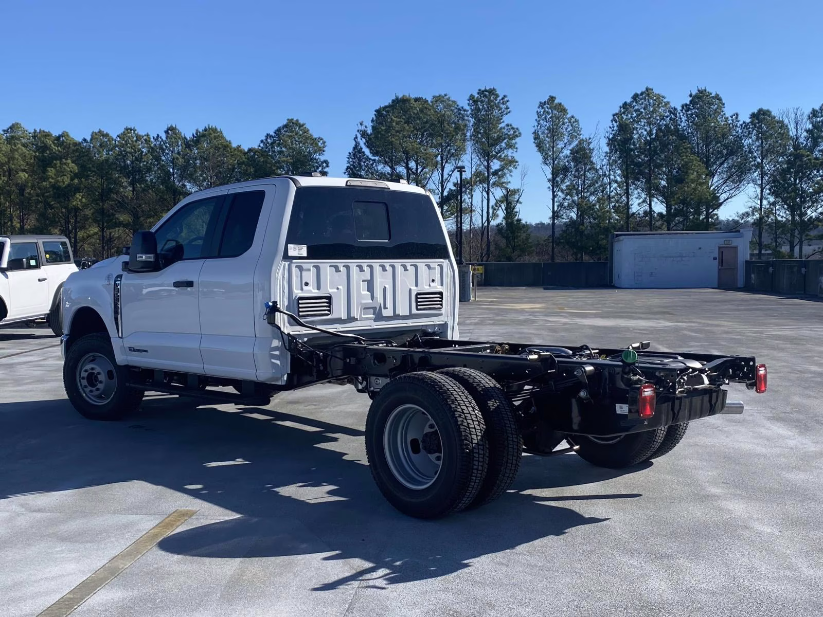 2026 Oxford White Ford Super Duty F-350 DRW XL 4X4 Chassis