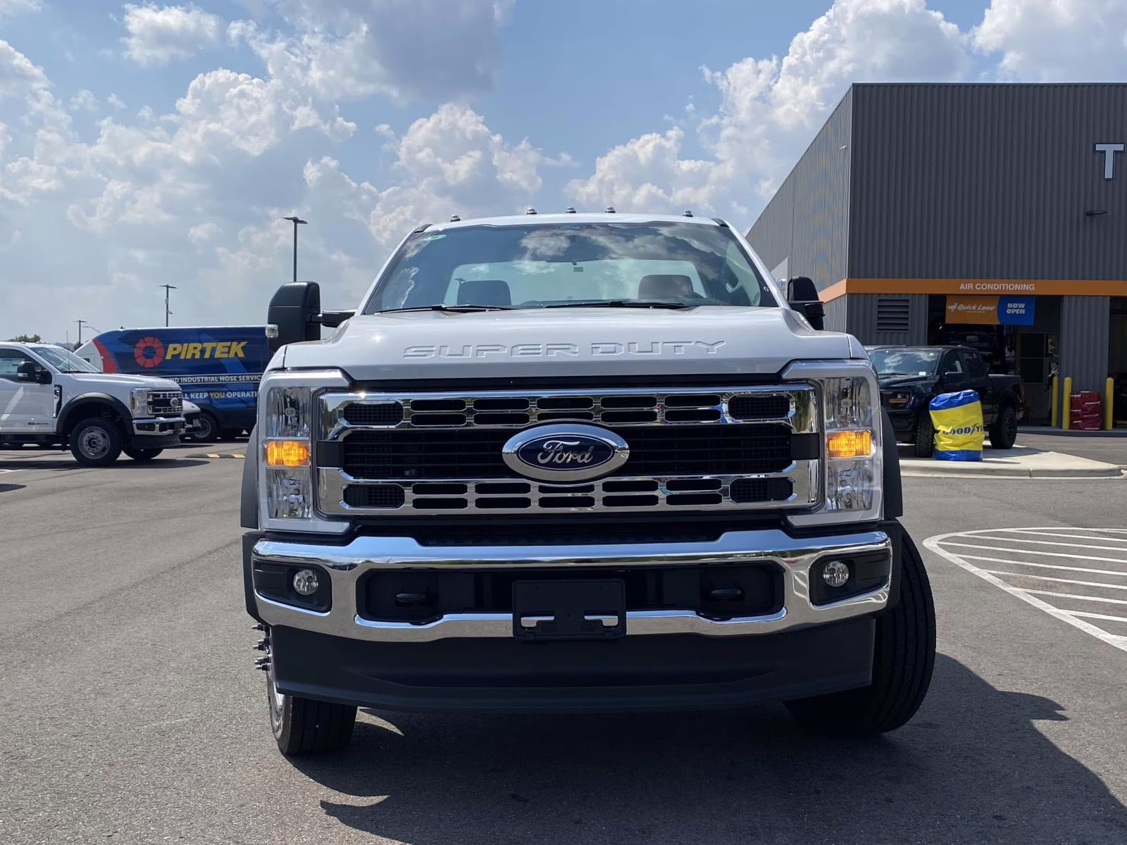 2025 Oxford White Ford F-600SD XL RWD Chassis